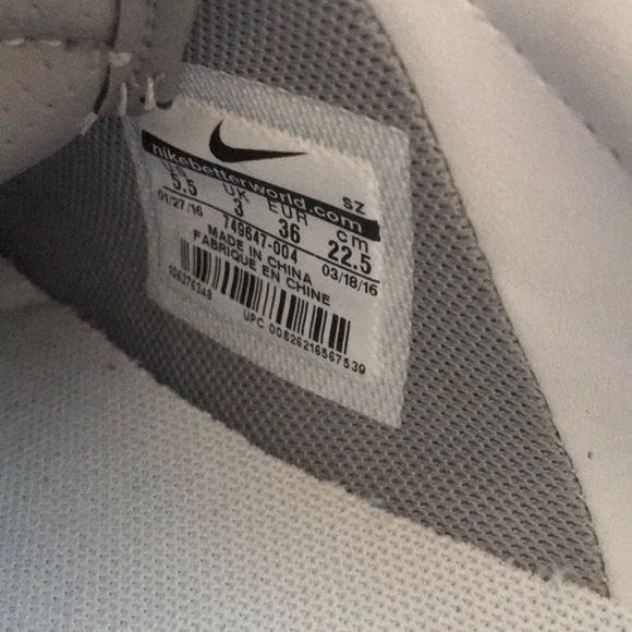 Nike Tennis Ultra Polka-dot Embroidered Sneakers - Picture 8 of 8